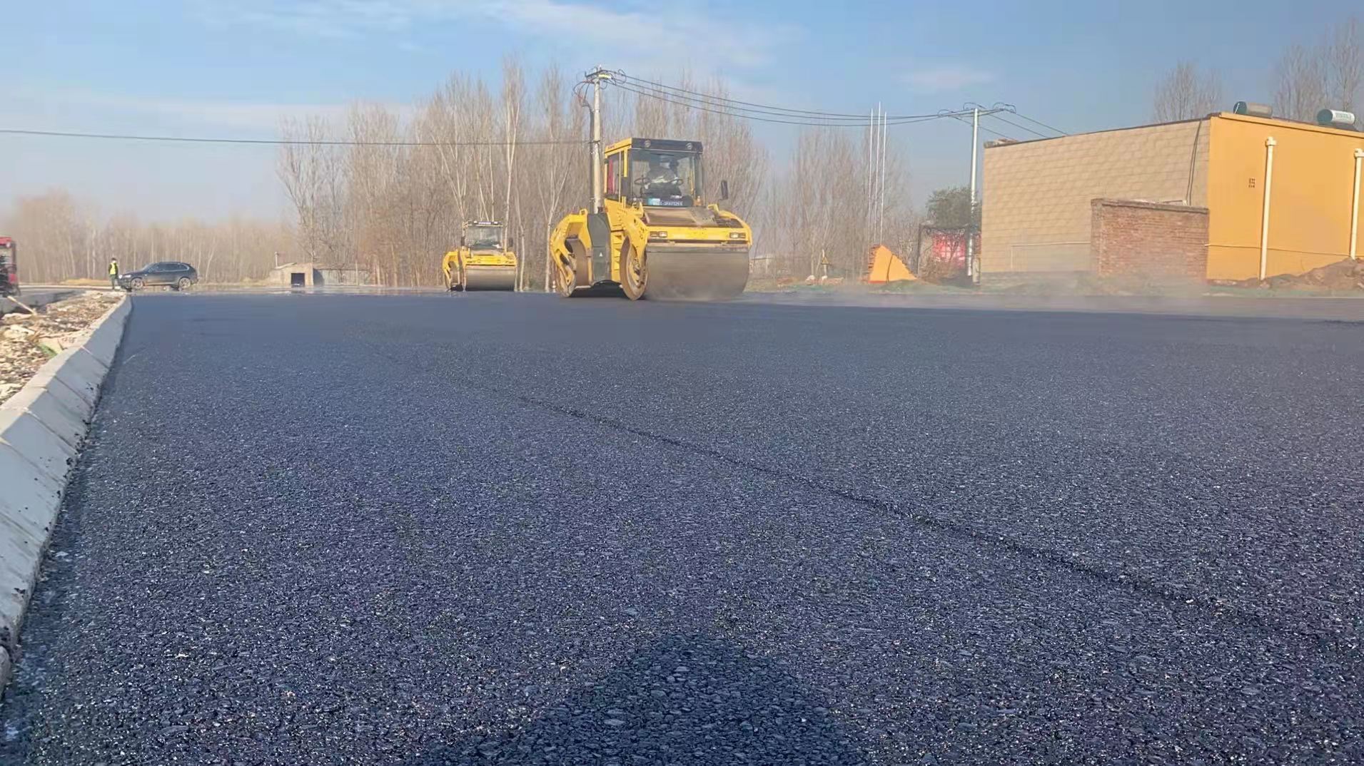 冬季給公路施工鋪設(shè)瀝青，拌合溫度是否需要做調(diào)整？北京瀝青路面施工